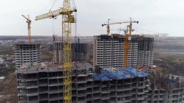 Sarı Vinçler ile birçok bina inşaat sitesinde.