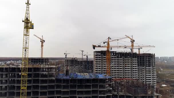 Diversi edifici in cemento grigio con piani superiori non finiti . — Video Stock