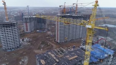 Bir şantiye gri kış gökyüzü altında.