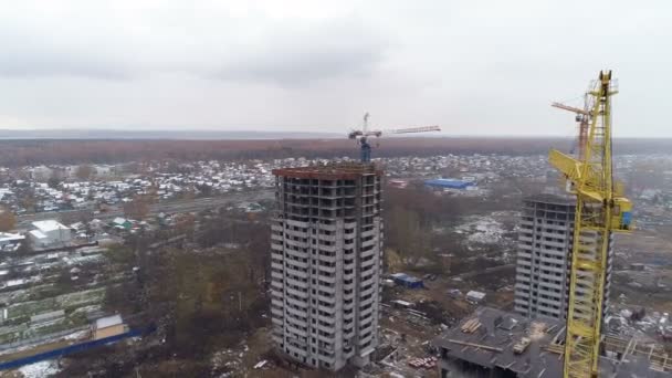 Een nieuwe woonblok, gebouwd in de buurt van voorsteden huizen. — Stockvideo