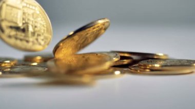 Bir masa üzerine düşen Bitcoins.