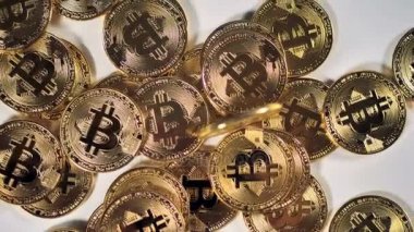Birçok Bitcoins beyaz bir arka plan üzerinde. Yakın çekim.