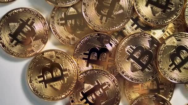 Arany Bitcoin Btc darab érme Crypto valuta egy asztalon. 4k. — Stock videók