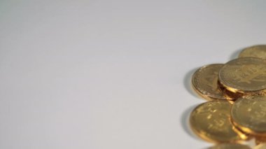 Bir masaya Bitcoin yığını paralar.