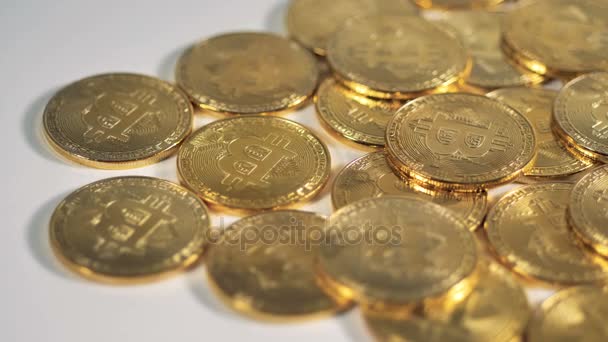 Bitcoins cryptocurrency bits munt op een tafel. 4k. — Stockvideo