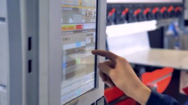 Cnc makine programlama işçi. 4k.