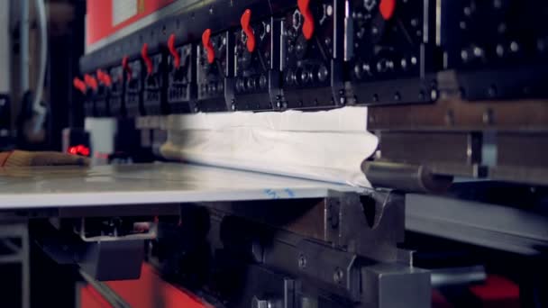 Urządzenia przemysłowe. Maszyny do metalu gięcia w akcji. 4k. — Wideo stockowe