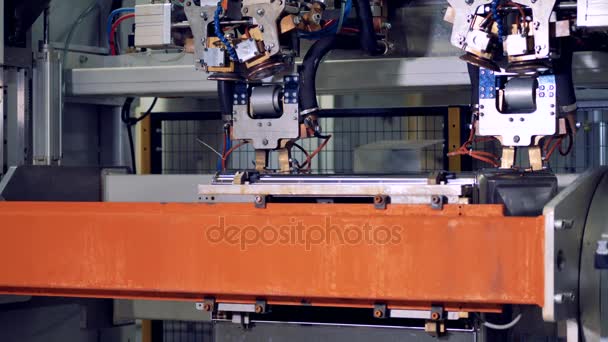 Robot industrial soldadura de piezas metálicas . — Vídeos de Stock