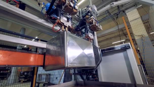 Современная промышленная автоматизированная машина на заводе. 4K . — стоковое видео