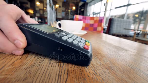 Vue rapprochée d'un terminal NFC POS en service . — Video