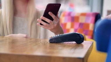 Pos terminali yerleştirilir ve bir kafede bir Nfc ödeme için kaldırıldı.