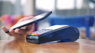Nfc ödeme işlemi bir akıllı telefon ile bir yan görünüm.