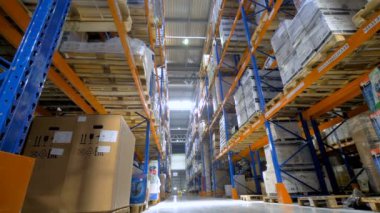 Metal raflar, iki satır arasındaki düşük bir görünüm.