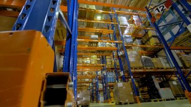 Birçok sayısal işaret askılar satırlarla depo.