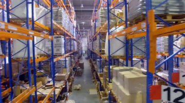 Açık bir görünüm içinde birkaç yarı dolu depo raf satır.