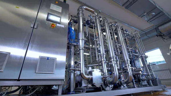 Parlak paslanmaz çelik endüstriyel Fabrika boru hattı ekipmanları. Gaz, petrol, waterbio borular.