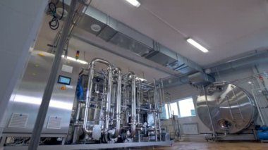 Parlak boru hattı inşaat endüstriyel tesisi. 4k.