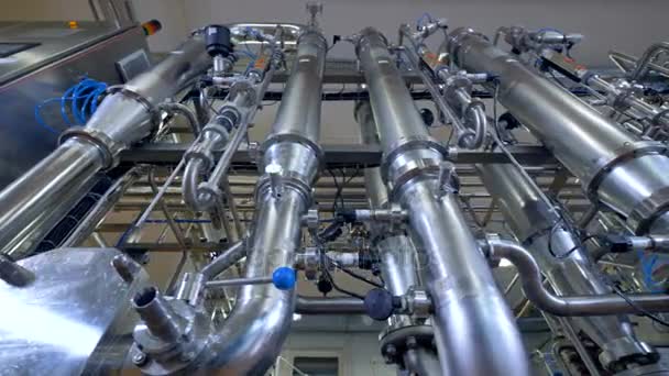 Блестящая трубопроводная система, трубы из нержавеющей стали на промышленном заводе. 4K . — стоковое видео
