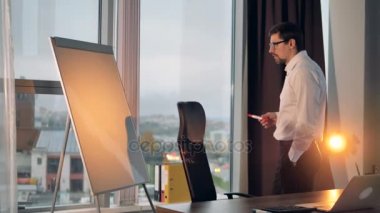 Bir işadamı ne bir beyaz tahtaya yaz karar veremedim.