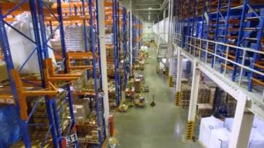 Üstten Görünüm üzerinde bir depo rafları ile bina ve alan yükleme.