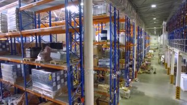 Sonsuz satırlarının ayrıntılı bir gösteri ile metal depo rafları.