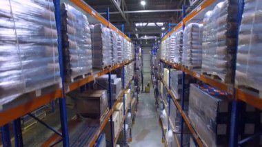 Uzun ambar koridor uzakta forklift ile.