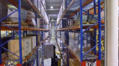 Bir depo raf Raf üzerinde yeni kargo ulaşmak kamyon yükler.