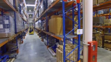 Forklift ile yanıp sönen bir sinyal ışık sürücüler.