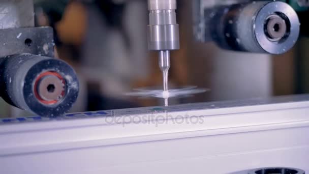 Mesin pengeboran CNC mengebor lubang dalam plastik. Pemrosesan material komposit modern . — Stok Video