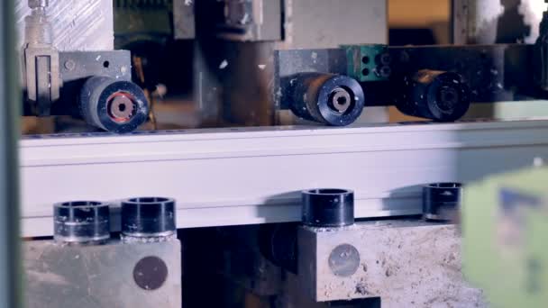 CNC-borrning fräsning maskin proceccing plast-delen. 4k. — Stockvideo