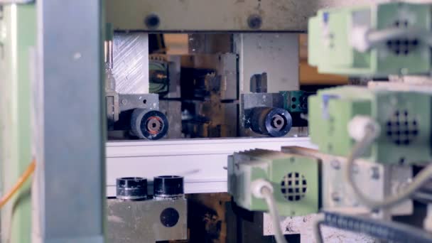 Moderne samengestelde materialen verwerken. CNC machine boren boren gaten in kunststof. — Stockvideo