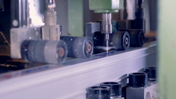 Βιομηχανική μηχανή άλεσης παράγει ένα πλαστικό μέρος σε ένα εργοστάσιο. — Αρχείο Βίντεο