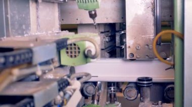 Endüstriyel plastik işleme makine kesici plastik parça keser. Robotized üretim hattı.