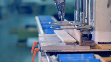 İşçi de endüstriyel makine işleme plastik detay.