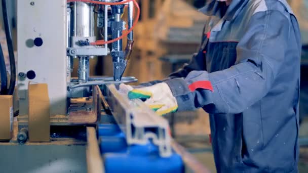 Travailleur d'usine à l'atelier industriel de traitement des détails en plastique . — Video