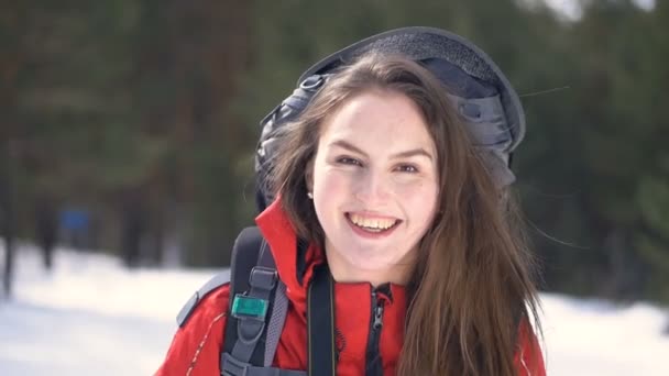 Female tourist looking into camera. Portrait. — Stock Video