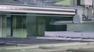 Endüstriyel makine plastik pencere işleme. 4k.