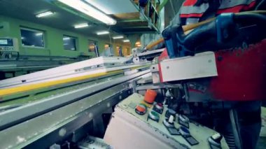 Endüstriyel elektrikli tornavida kullanarak vida sıkma işçi.