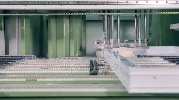 Modern produktionslinje för plastfönster. 4k. — Stockvideo