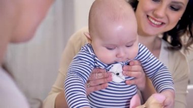 Bir doktor ofisinde bir oyuncakla oynamak bir yürümeye başlayan çocuk üzerinde yakından görmek.