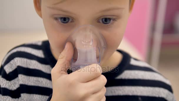 Een vergrote weergave op een jongen met een inhalator masker. — Stockvideo