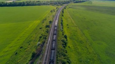 Navlun yeşil yaz alan geçiş araçları ile tren. 4k.