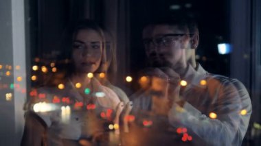 Konuşmak ve ofis pencereden işaret eden iş adamları bir yansımasıdır.