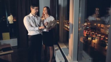 Bir görünümde bir dizüstü bilgisayarda proje tartışırken iş adamları üzerinde yakınlaştırma.