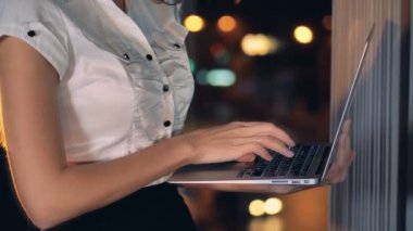 Tipik bir dizüstü bilgisayar klavye businesswomans parmakları Görünümü Kapat.