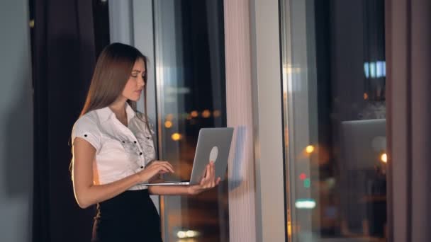 Una stanca donna d'affari digita su un computer portatile e chiude il coperchio . — Video Stock