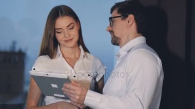 Bir iş kadını bir tablet üzerinde gösterilen businessmans çalışma için öneriler verir.