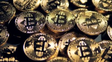 Birkaç Cryptmint bitcoins yakın görünümde yalan.