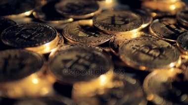 Ayrıntılı olarak gösterilen odaklanmamış ışık altında birçok fiziksel bitcoins.