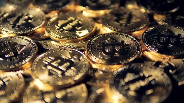 Veel gouden bitcoins in een gedetailleerde weergave sluit. — Stockvideo